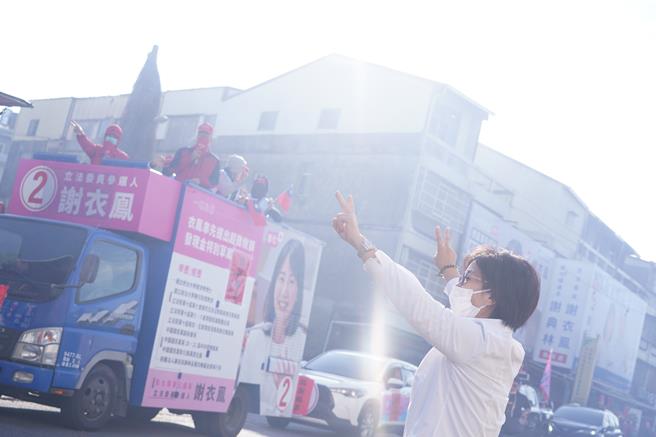 谢衣鳯今早展开谢票行程，其母亲前立委郑汝芬站在路旁为她加油。（吴建辉摄）