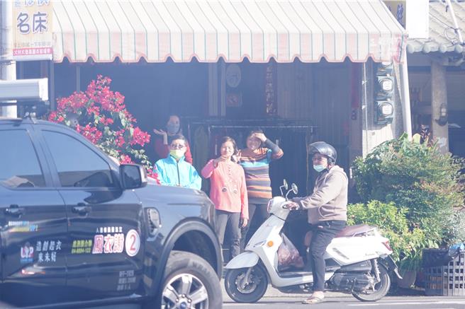 谢衣鳯今早展开谢票行程，街边乡亲热情挥手。（吴建辉摄）