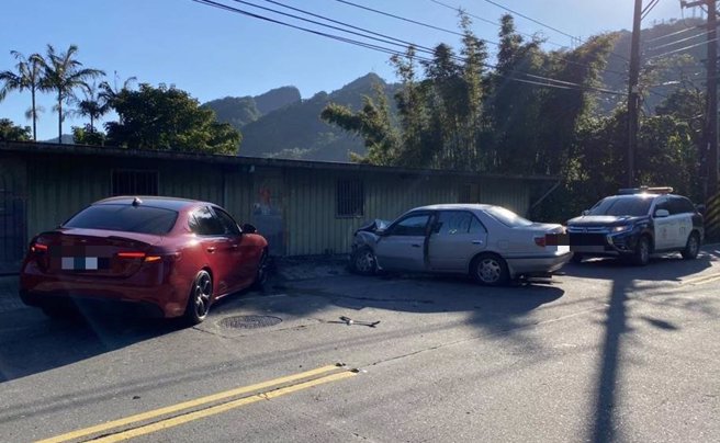 59岁吴男今（14）日上午开车行经新北市平溪区往十分方向行驶时，因不明原因跨越双黄线后撞上对向33岁苏男车辆，造成两人都分别轻伤，（警方提供）