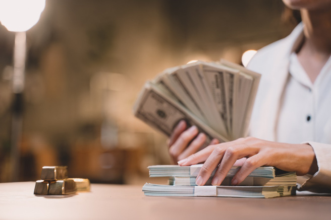 奥地利一名女富豪认为继承祖母的鉅额遗产是不劳而获，于是海选50人组成委员会，共同讨论该如何花钱。(示意图/达志影像)