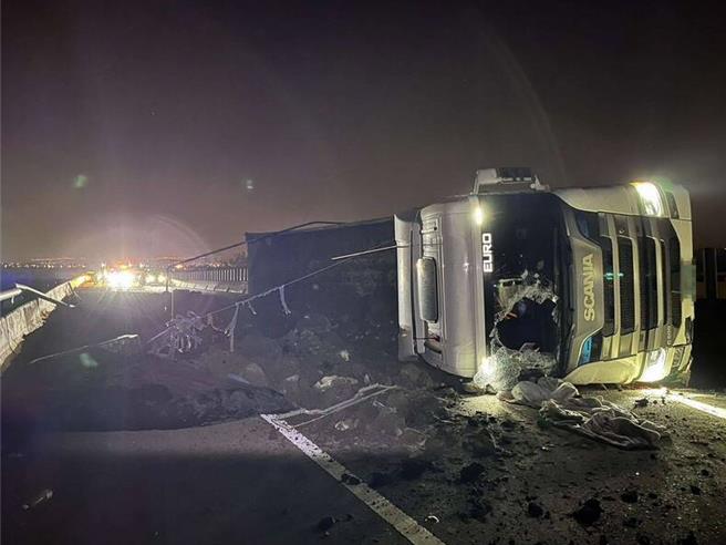 彰化台61线伸港乡路段今天凌晨4点半，1辆满载砂石的砂石车疑失控翻覆，车抖内的砂石全部倾倒而出，警消获报到场将受伤的驾驶及乘客送医，所幸经治疗后均无大碍。 （警方提供／吴建辉彰化传真）