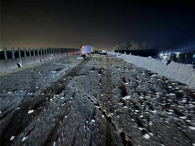  翻覆的砂石车滑行近百公尺才停住，整个路面宛如砂石瀑布般。（警方提供／吴建辉彰化传真）