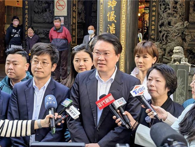 内政部长林右昌（前中）表示，虽说民进党在立院席次大减，但他认为好的攻策只要持续争取民眾认同，不见得会出现「大乱斗」场景。（张志康摄）