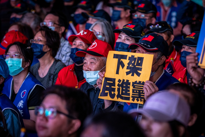 一名男子看选举结果出来仍是民进党继续执政，他超级崩溃。（图／示意图，达志影像）