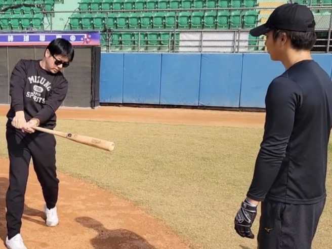 前中信兄弟总教练林威助（左）指导去年被乐天金鹫育成指名的永田飒太郎。（资料照，取自林威助脸书粉丝团）