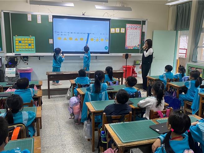 新北市今年投入2000万升级「网路流量管理设备（网路负载平衡暨安全防护系统）」，可避免各式的网页攻击，同时提供远端连线安全防护。（新北市教育局提供）