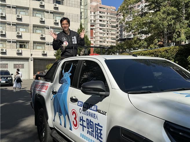 新科立委牛煦庭14日一早展开扫街谢票。(蔡依珍摄)