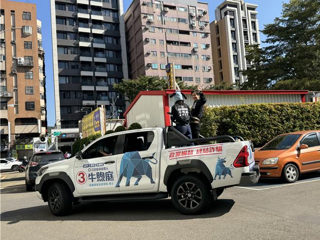 新科立委牛煦庭14日一早展开扫街谢票。(蔡依珍摄)