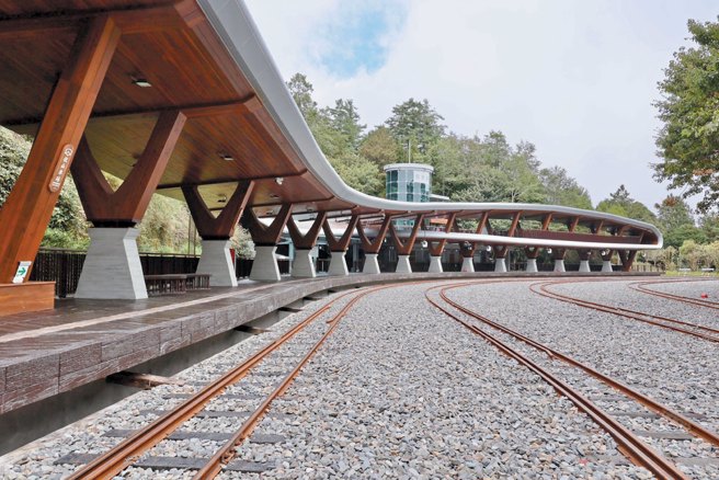 全新祝山車站保留弧形月台，延續文資價值及國民記憶，微笑曲線「重現祝山」。（圖／林業鐵路及文化資產管理處提供）

