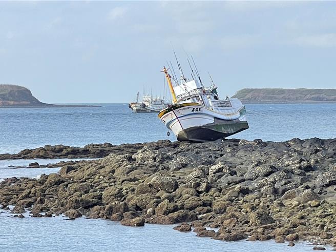 坐礁傾斜的昇滿興6號漁船，疑因不諳航道而在14日凌晨3時許擱淺。（許逸民攝）