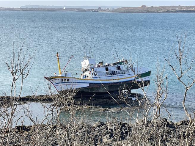 坐礁傾斜的昇滿興6號漁船，為防傾倒，船主還繫纜防止船體過於傾斜。（許逸民攝）