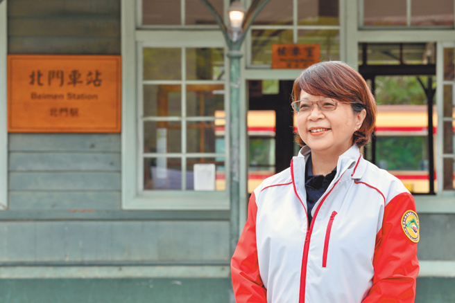 領航員：黃妙修（林業鐵路及文化資產管理處處長）。馳名國際的阿里山小火車剛迎來通車111周年紀念，農業部林業及自然保育署阿里山林業鐵路及文化資產管理處（林鐵及文資處）致力守成創新，以「動態保存」承載百年林業及鐵道文化，2019年「阿里山林業暨鐵道」獲登錄為首處國家級重要文化景觀。（圖／林業鐵路及文化資產管理處提供）



