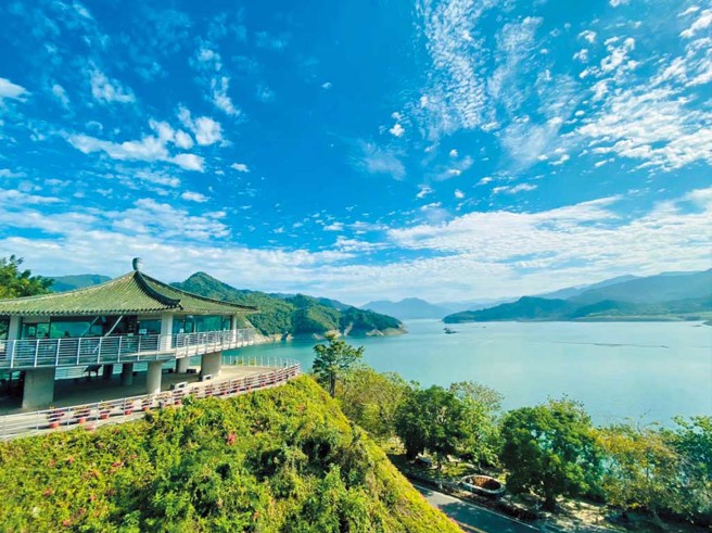 登上觀景樓更可將曾文水庫的湖光山色盡收眼底，是親子共遊歡樂的好地方！（圖／嘉義縣文化觀光局提供 ）


