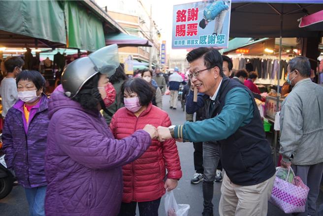台南市立委郭國文（右一）3連霸成功，14日在西港菜市場謝票。（郭國文競選團隊提供／程炳璋台南傳真）