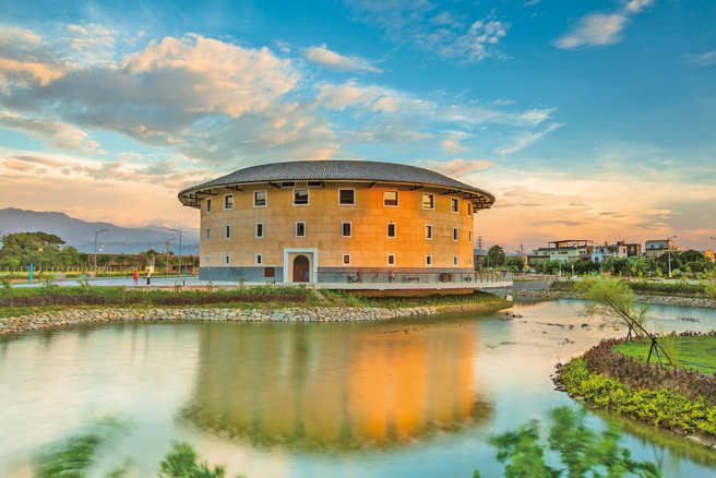 客家圆楼一旁有环池步道、观景弧形平台，是亲子游憩好去处。（图／后龙镇公所提供）

