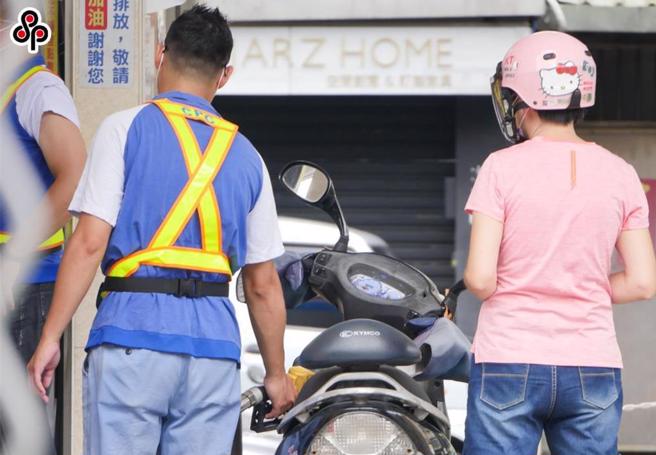 加油再等等！ 明起汽油调降0.2元、柴油不调整。（本报资料照片）