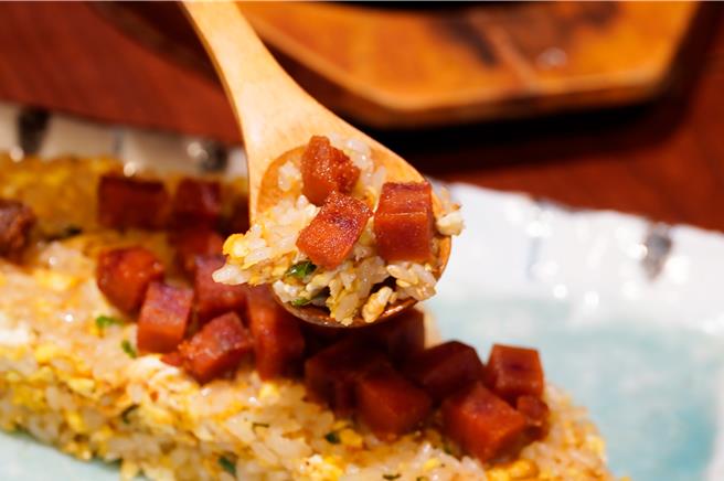 「狗一下」忠孝门市独家推出每日限量20组的「日料吃到饱」方案，选择 1388元方案，额外享有「野生乌鱼子炒饭」无限供应。(马辣国际餐饮集团提供)