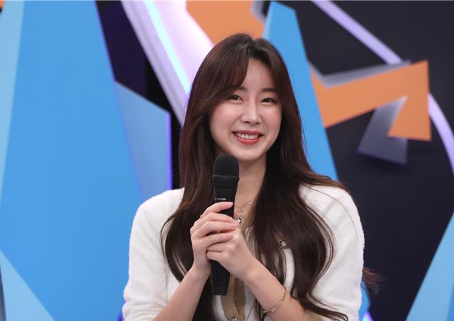 南韩啦啦队女神安芝儇参与《同学来了》录影。（中天综合台提供）