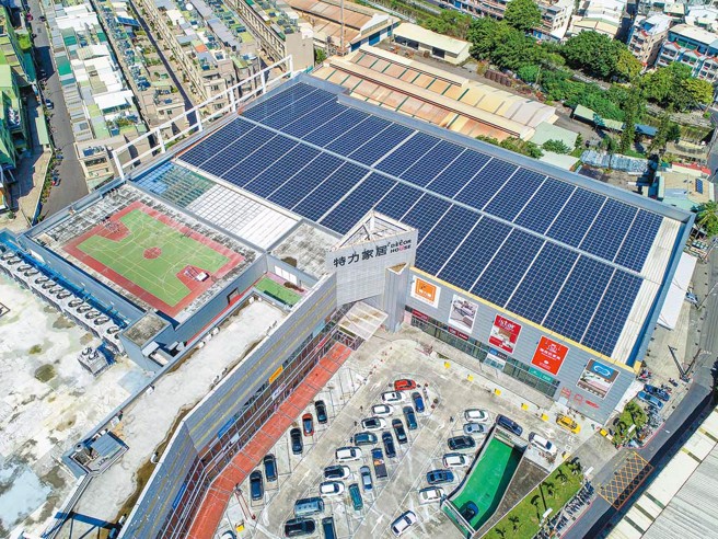 私人厂房也可设置屋顶型光电，如左营区特力家居设置874.82kWp光电板，节省电费支出，降低排碳总量。（图／高雄市政府工务局提供）
