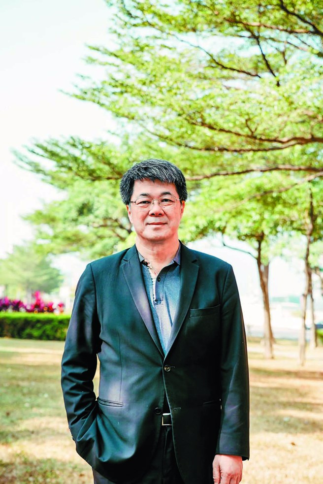 领航员：杨钦富（高雄市政府工务局局长）。2050净零碳排已成为世界各国的共识，配合国家净零政策及能源转型目标，高雄市政府秉持永续共存的理念，以净零、数位双轴转型策略带动绿色产业，在应对环境挑战和永续发展方面皆有杰出表现。（图／高雄市政府工务局提供）



