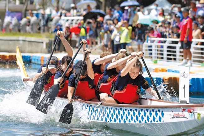 爱河端午龙舟嘉年华打造亲水城市，落实还河于民政策。（图／高雄市政府运发局提供）


