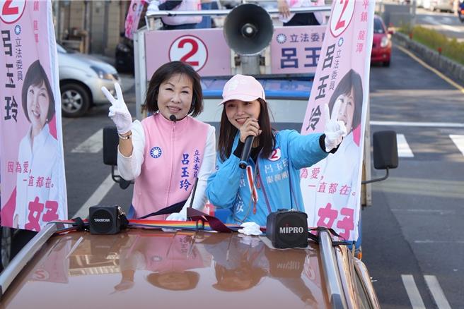大选结束，桃市五选区由现任立委国民党吕玉玲（左）顺利连任，她14日车队扫街谢票，也说将为桃园乡亲继续谋福利。（吕筱蝉摄）
