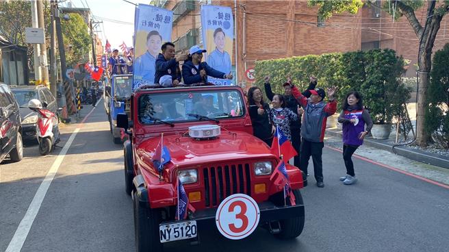 桃市三选区由国民党现任立委鲁明哲（左）顺利连任，１４日展开车队扫街谢票，也说会与张善政市长、市议员们继续合作为桃园争取更多建设。（吕筱蝉摄）