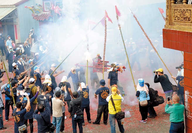 屏东市林仔内三山国王庙的「老爷」（竹竿炮）民俗活动，在每年元宵节登场！（图／屏东市公所提供）
