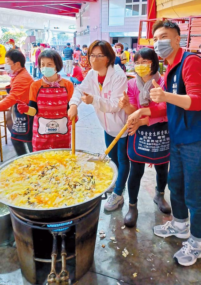 屏东市长周佳琪（中）协助庙方烹煮饭汤，展现亲民一面。（图／屏东市公所提供）
