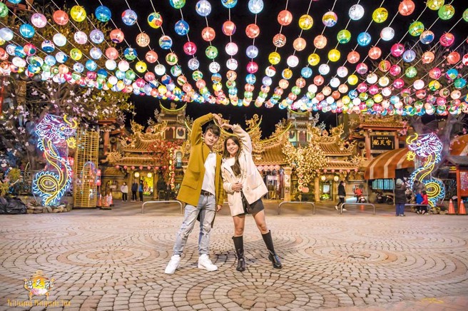 朴子配天宮「御賜燈花」傳承200餘年，近年獨具歷史背景的「御賜燈花」展，總是炫麗奪目。（圖／嘉義縣政府提供）
＿
