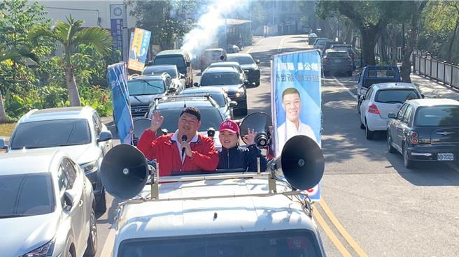 國民黨南投二選區立委當選人游顥（左）14日展開選區謝票行程，感謝鄉親力挺送他進立法院。曾雪蒨攝