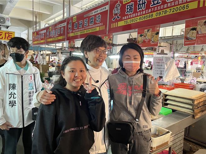 民眾党前立委蔡壁如虽败犹荣，14日展开谢票行程。（陈淑娥翻摄）