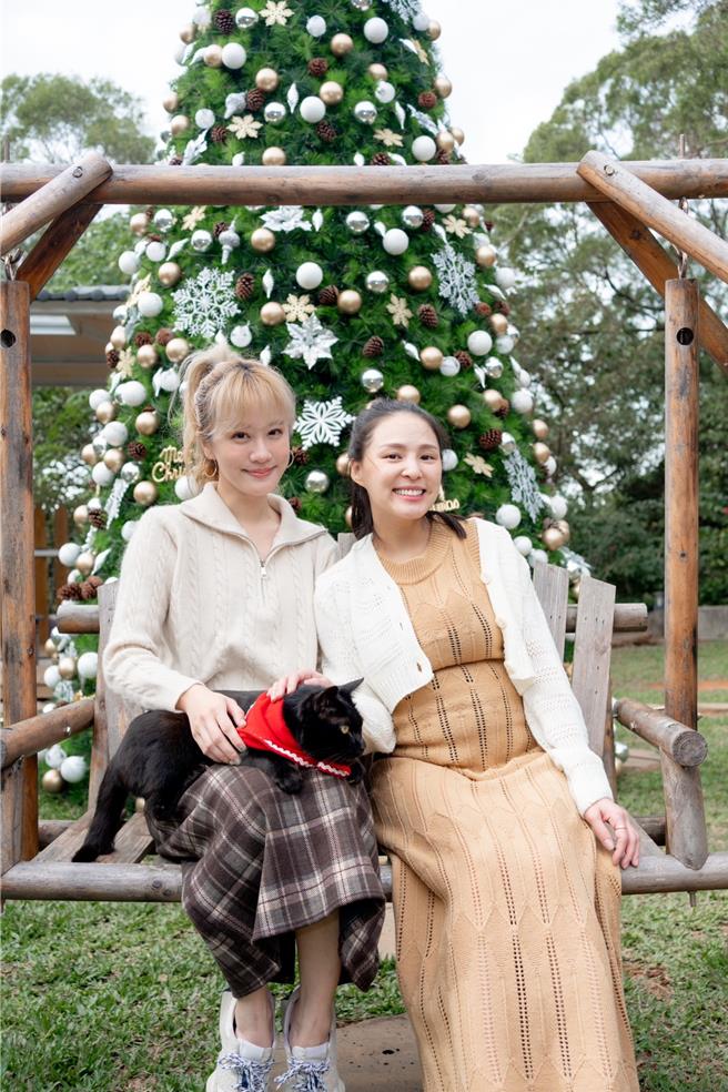 熊熊（右）挺8月孕肚參加公益活動。（親善動物保護協會提供）