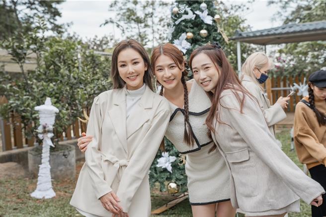 楊婷婭（左起）、劉心語、林書葶（Una）一起朝聖貓村景觀公園。（親善動物保護協會提供）