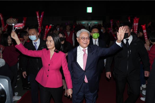 台新金控董事长吴东亮（右）携夫人彭雪芬（左），在万人员工夹道簇拥下热闹进场。（台新提）