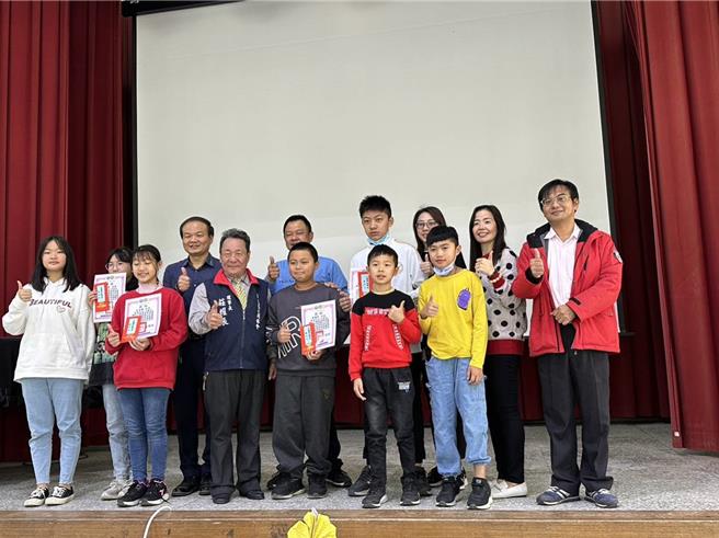 布袋镇旅北同乡联谊会今天回到布袋，颁发奖助学金给清寒优秀国中小学生。（布袋镇旅北同乡联谊会提供／廖素慧嘉县传真）