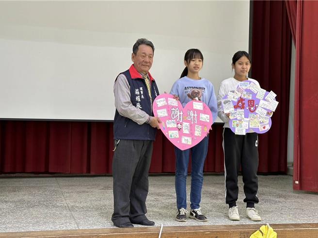 布袋镇旅北同乡联谊会今天回到布袋颁发奖助学金，受助学生表示感谢。（布袋镇旅北同乡联谊会提供／廖素慧嘉县传真）