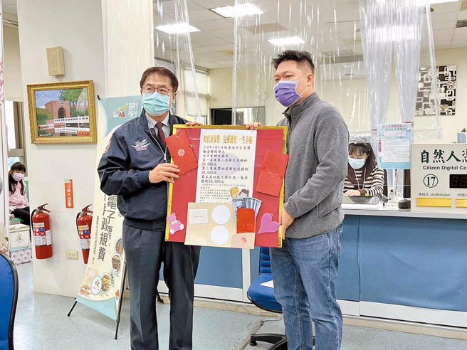 台南市长黄伟哲（左）鼓励市民提升生育率，将头胎与第2胎的生育奖励金都提高到2万元。（图／台南市政府民政局提供）
