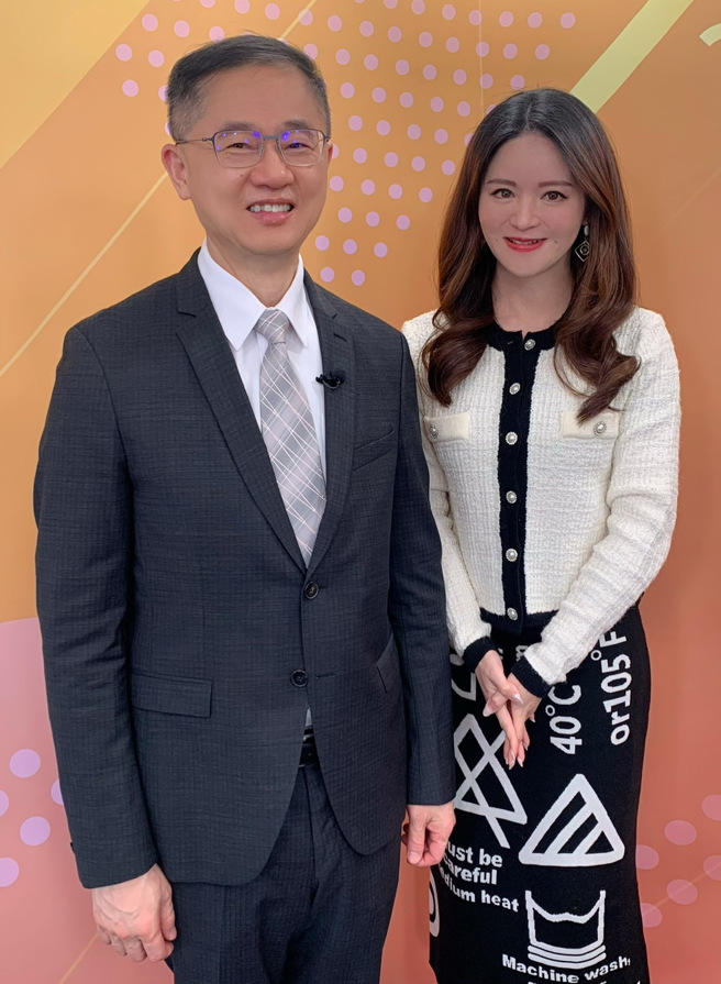 台湾运彩总经理林博泰（左）上时来运转节目，与主持人尉迟佩玉谈运彩眉角。（林胜发摄）