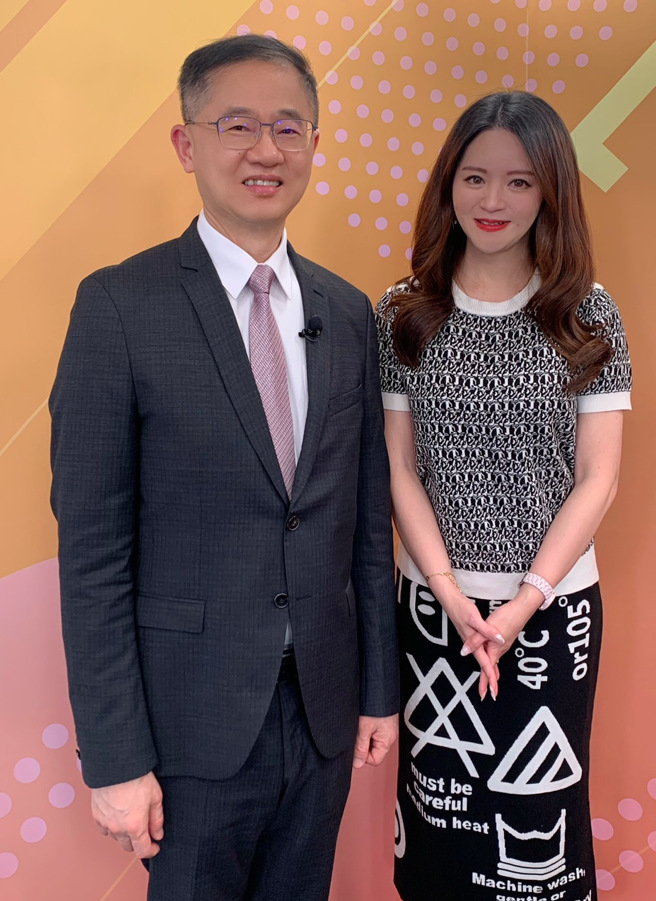 台湾运彩总经理林博泰（左）上时来运转节目，与主持人尉迟佩玉谈运彩眉角。（林胜发摄）