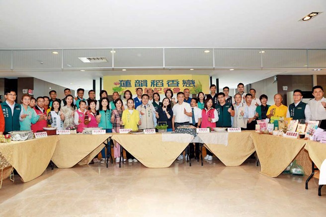 臺南市议会以行动支持农民，协助推销农特产衝买气。（图／臺南市议会提供）


