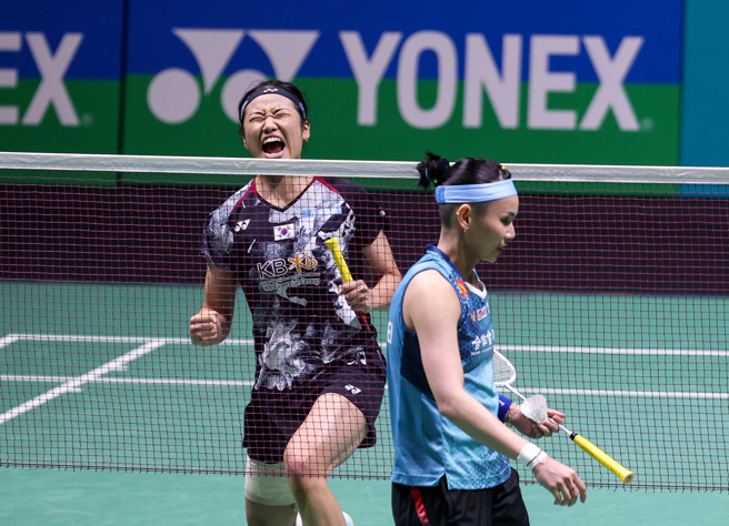 台灣羽球「一姊」戴資穎（右）在馬來西亞公開賽女單決賽不敵南韓球后安洗瑩。（Badminton Photo提供）