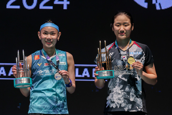 台灣羽球「一姊」戴資穎（左）在馬來西亞公開賽女單決賽不敵南韓球后安洗瑩，新球季首戰以亞軍作收。（Badminton Photo提供）