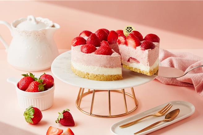 冬季甜点「草莓玻尿酸生乳酪蛋糕」，融合美丽满分的草莓和「水晶洛神」，打造水噹噹陶瓷肌。（起士公爵提供）