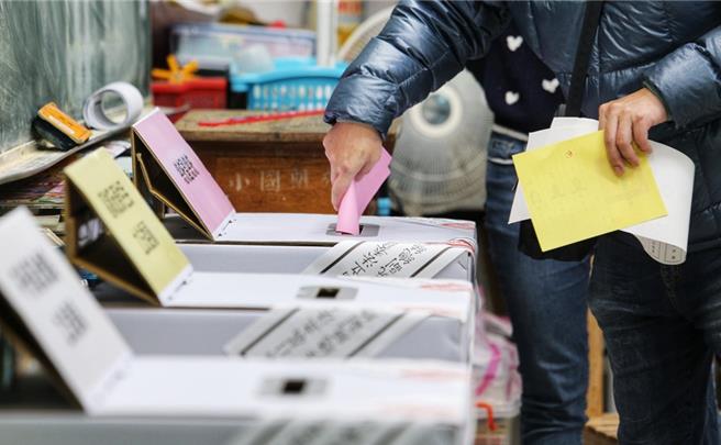 北市松山区短少的2张空白总统选票，经过警方依窃盗等罪带回75岁郭姓老翁。（示意图／黄世麒摄）