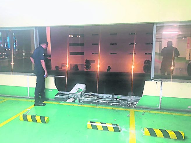三楼停车场的围墙跟玻璃被车子撞破。（图／翻摄星洲网）