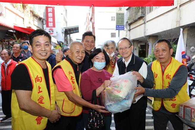 台中市向上市場攤商組成的向上愛心會，14日下午在公益里舉辦歲末寒冬送暖，針對弱勢邊延戶發送物資及現金。（王煌忠攝）