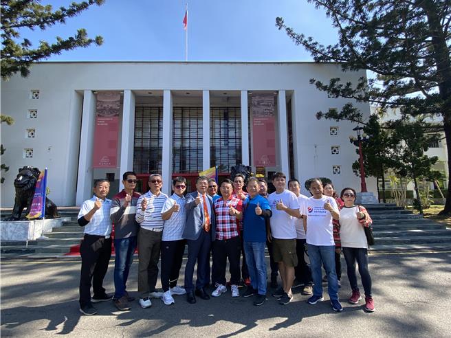 国际扶轮社3462地区台中市第1-4分区社友在雾峰议政园区举办家庭日亲子活动。（冯惠宜摄）