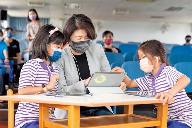 臺東縣政府教育處推動「生生用平板」計畫，協助縣內各校數位學習及行動載具教學活動。（圖／臺東縣政府教育處）


