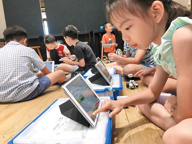 未來教室導入互動式教學工具，改進教學方法與學習體驗。（圖／臺東縣政府教育處）


